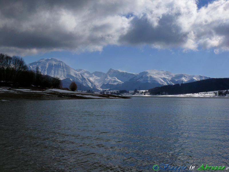 02-P1110638+.jpg - 02-P1110638+.jpg - Il lago è situato ad una altitudine di 1.313 m. s.l.m. ed è circondato dalle  maestose vette dei massicci del Gran Sasso e della Laga.